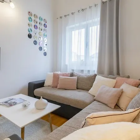 Center Penthouse - Free Parking