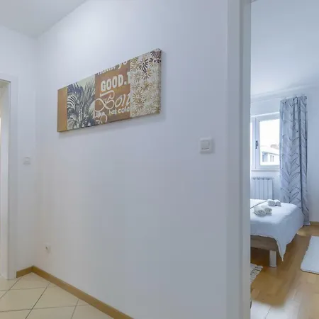 Center Penthouse - Free Parking *